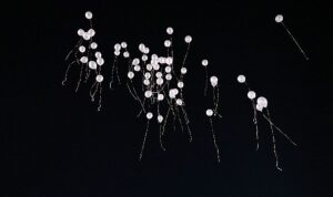 Gökyüzüne pembe balon bıraktılar